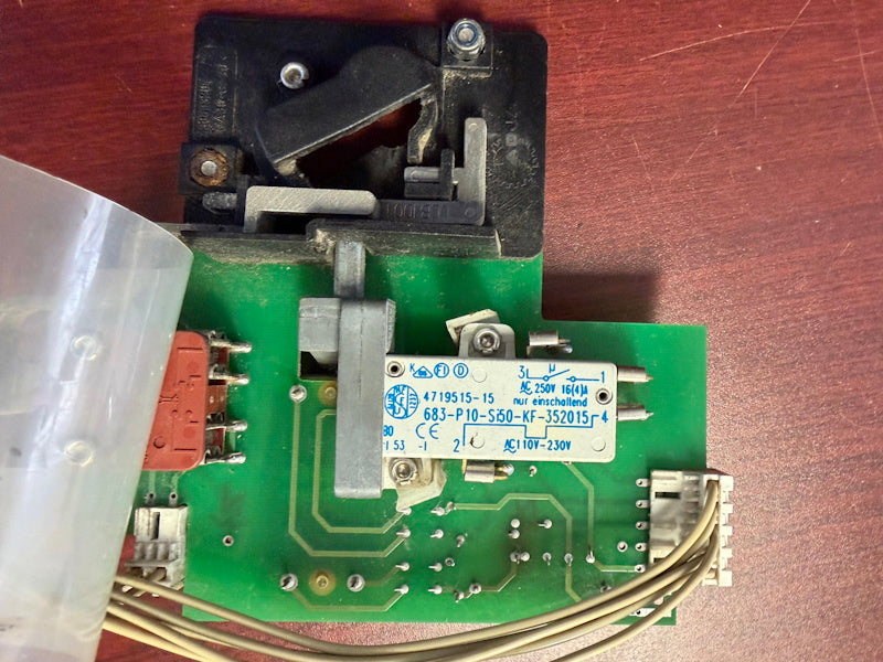 Door Lock Gen5 Washer Wascomat 220V Board W75--W125-W185 438305612 R6 471878514 [Used]