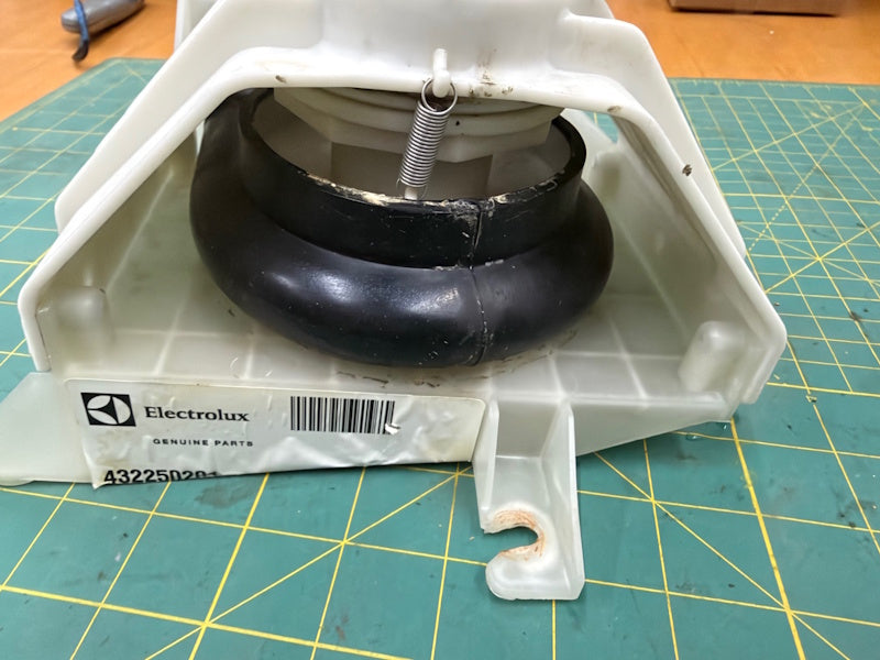 Wascomat 432250201 Washer valve drain outlet 3" water op Gen6 [Used]