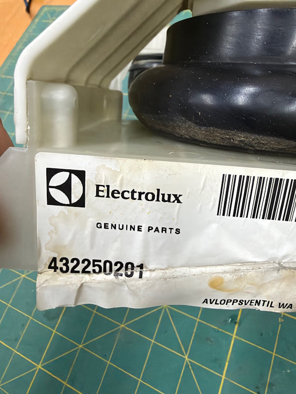 Wascomat 432250201 Washer valve drain outlet 3" water op Gen6 [Used]