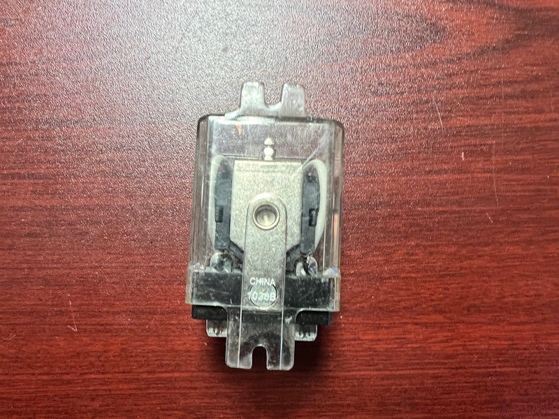 ALLEN BRADLEY 700-HHF62A1 / 700HHF62A1 8 Pin 120VAC 50/60Hz [USED]