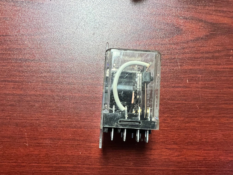 ALLEN BRADLEY 700-HHF62A1 / 700HHF62A1 8 Pin 120VAC 50/60Hz [USED]