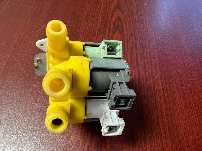 Wascomat 471824068 Washer Inlet Valve 220/60 4WAY 1/2IN W/RES W720 [Used]