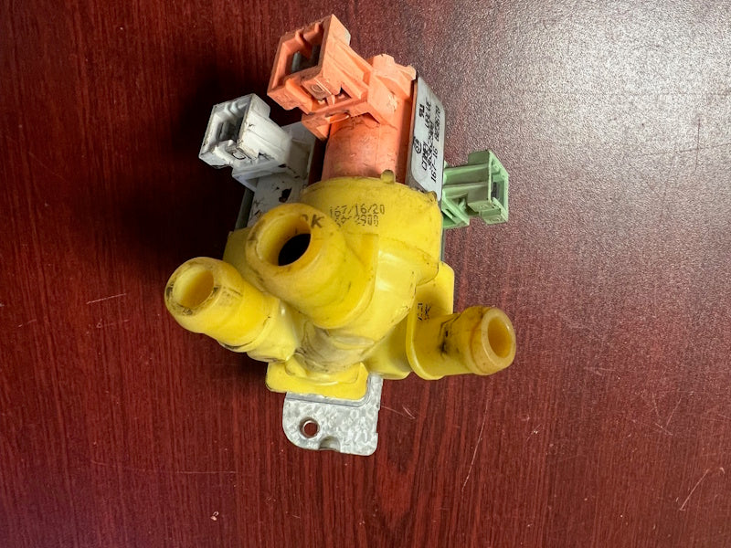 Wascomat 471823678 Washer INLET VALVE 220/60 3WAY 1/2IN W/RES W720 [Used]
