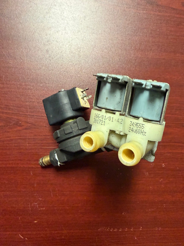 SQ HUEBSCH, IPSO F381732 Washer Inlet Valve 1/2" (BRASS DIN 24VAC EPDM)[Used]