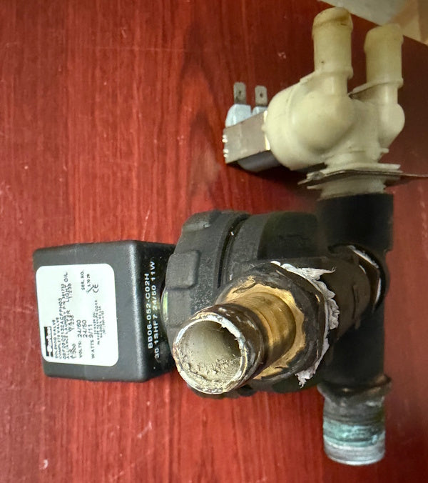 SQ HUEBSCH, IPSO F381732 Washer Inlet Valve 1/2" (BRASS DIN 24VAC EPDM)[Used]