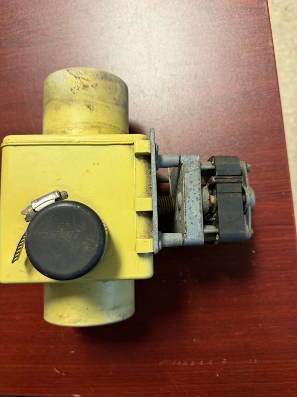 Speed Queen F380629 Washer Drain Valve DR 3 NO J-LIP .18A 220V [Used]