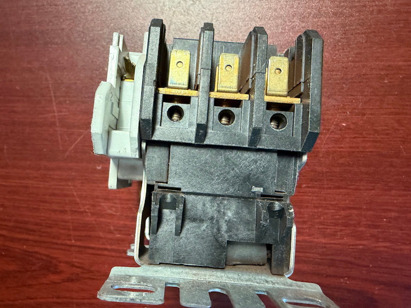Contactor Cutler-Hammer C25DNY61 24v 50/60Hz M413614 FAN-24V 3 POLE PKG[Used]