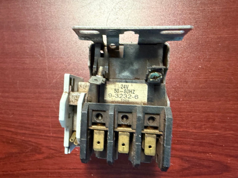 Contactor Cutler-Hammer C25DNY61 24v 50/60Hz M413614 FAN-24V 3 POLE PKG[Used]
