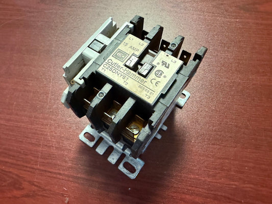 Contactor Cutler-Hammer C25DNY61 24v 50/60Hz M413614 FAN-24V 3 POLE PKG[Used]